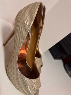 Badgley Mischka Gold Glitter Peep-Toe Pumps
